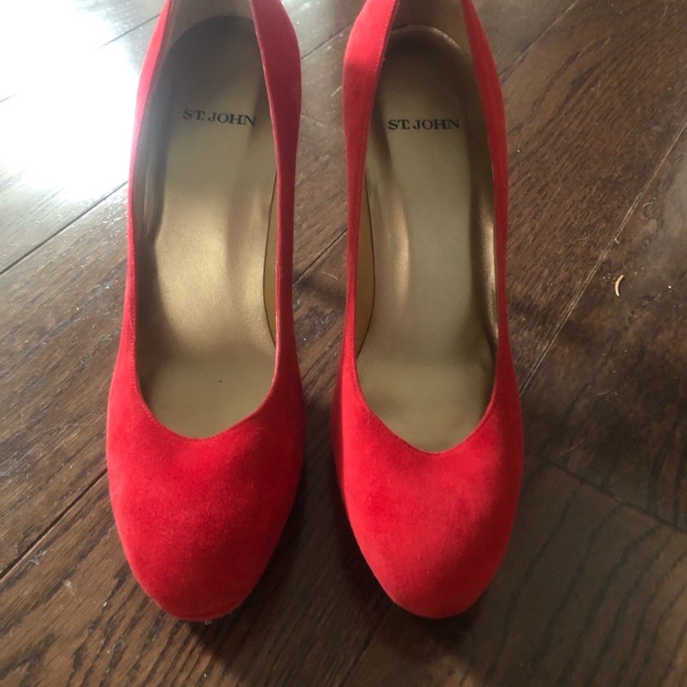 Red suede pump. Slight platform